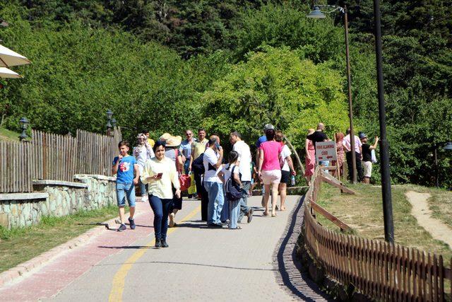 Gölcük Tabiat Parkı'na bayramda ziyaretçi akını