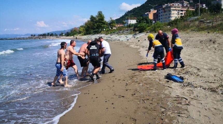 Trabzon&rsquo;da serinlemek i&ccedil;in denize giren iki kardeşten biri hayatını kaybetti