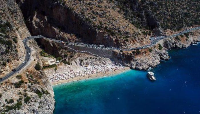 Antalya'nın ünlü plajlarından Kaputaş Plajı'da bayram yoğunluğu