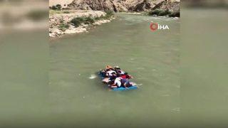 Zap suyunda köy usulü Rafting