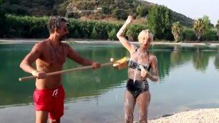 Yunus Günçe, eşini araba fırçasıyla köpükleyip yıkadı