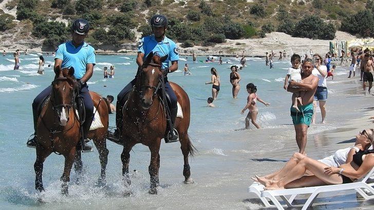 Atlı Jandarma ekibi Çeşme plajlarında göreve başladı G2