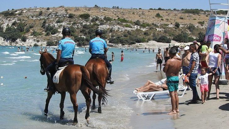 Atlı Jandarma ekibi Çeşme plajlarında göreve başladı G3