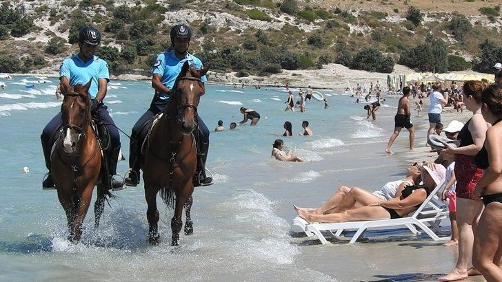 Atlı Jandarma ekibi Çeşme plajlarında göreve başladı G4