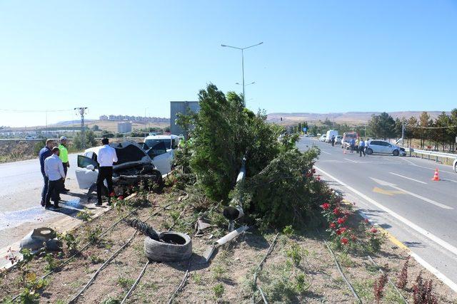 Sivas&rsquo;ta iki otomobil &ccedil;arpıştı: 1 yaralı 1