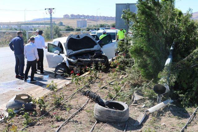 Sivas&rsquo;ta iki otomobil &ccedil;arpıştı: 1 yaralı 2