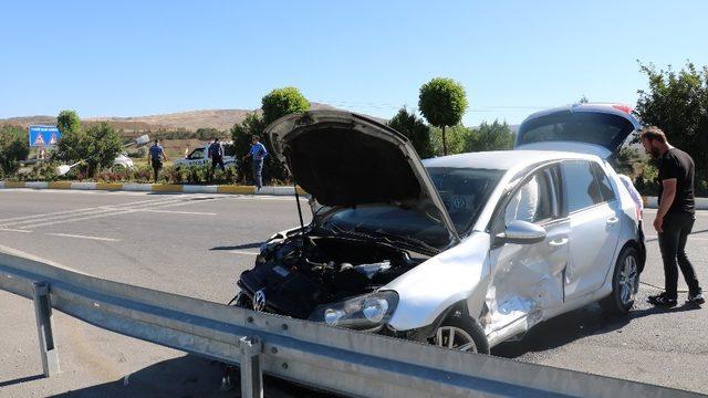 Sivas&rsquo;ta iki otomobil &ccedil;arpıştı: 1 yaralı 3