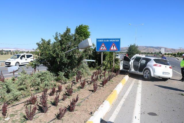 Sivas&rsquo;ta iki otomobil &ccedil;arpıştı: 1 yaralı 4