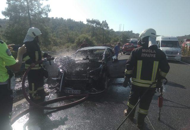 Köyceğiz’de seyir halindeki otomobil yandı