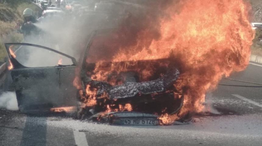 Köyceğiz’de seyir halindeki otomobil yandı
