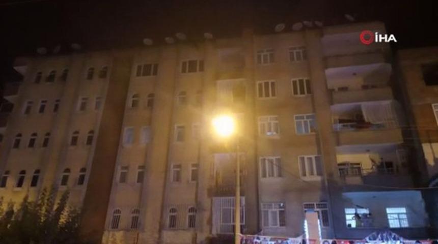 Eşiyle tartıştı çatıya çıkarak intihara kalkıştı