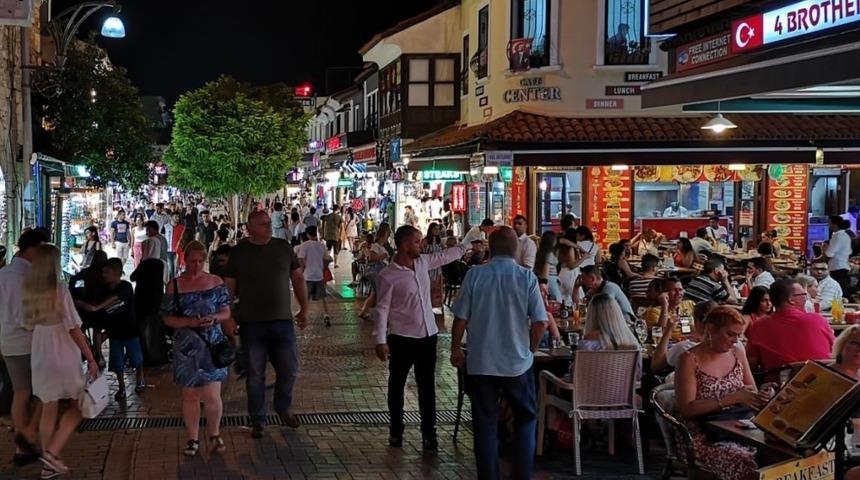 Kuşadası’nda bayramda eğlence tavan yaptı