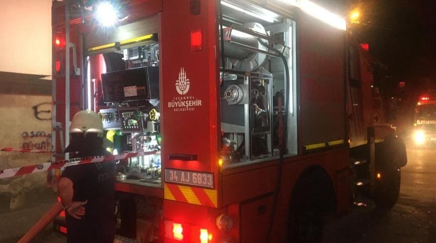 Kadıköy'de korkutan yangın! Binanın çatısı bir anda alev aldı!