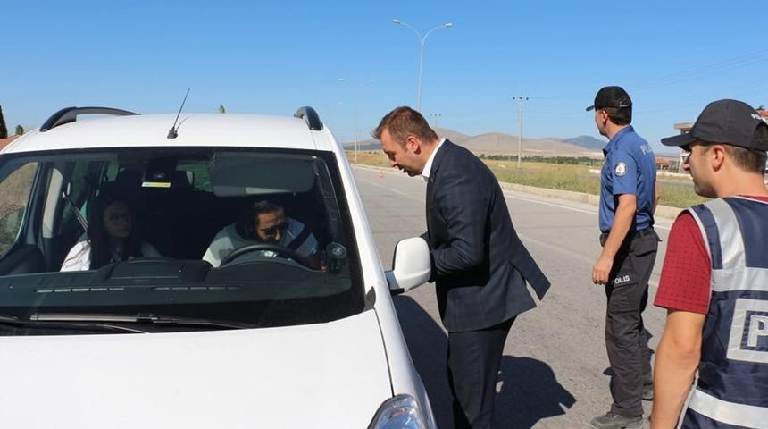 Kaymakam çikolata ikram etti emniyet kemerinin önemini anlattı