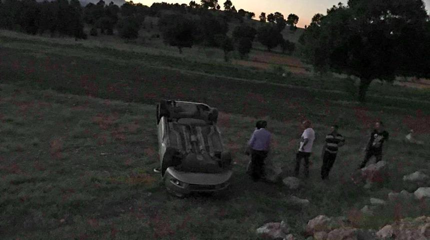 Emet’te takla atan otomobilde 2 kişi yaralandı