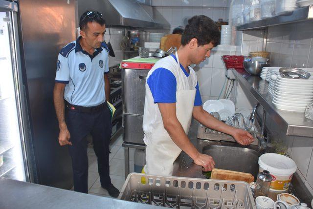 Çeşme'de zabıtadan gıda maddesi satılan iş yerlerinde denetleme