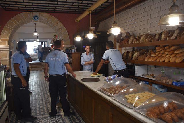 Çeşme'de zabıtadan gıda maddesi satılan iş yerlerinde denetleme