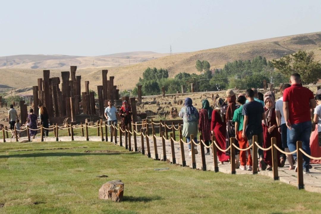 (&Ouml;zel) D&uuml;nyanın en b&uuml;y&uuml;k İslam mezarlığına bayramda ziyaret&ccedil;i akını