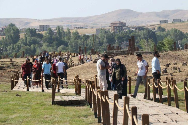 (Özel) Dünyanın en büyük İslam mezarlığına bayramda ziyaretçi akını G2