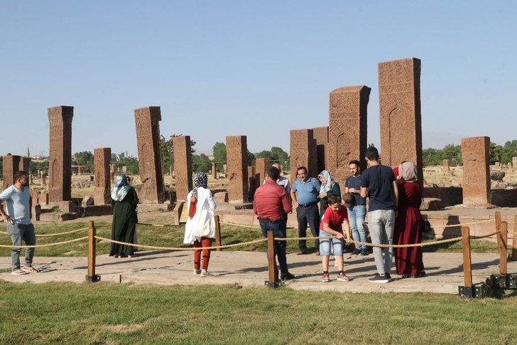 (Özel) Dünyanın en büyük İslam mezarlığına bayramda ziyaretçi akını G3