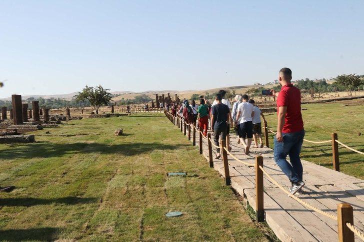 (Özel) Dünyanın en büyük İslam mezarlığına bayramda ziyaretçi akını G5