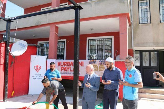 İçişleri Bakanı Soylu’nun kurbanı Van’da kesildi