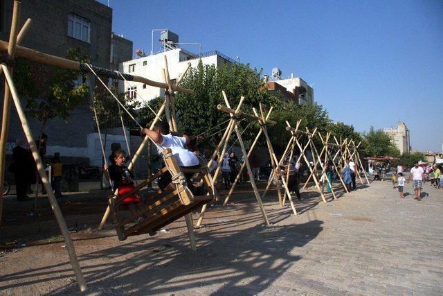 Çocuklar bayram yerinde gönüllerince eğleniyor