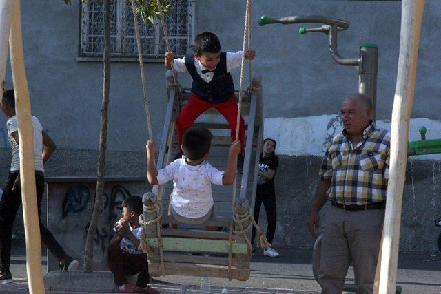 Çocuklar bayram yerinde gönüllerince eğleniyor