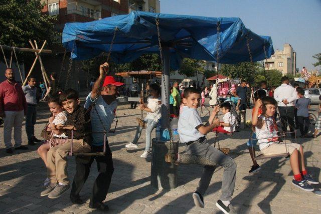 Çocuklar bayram yerinde gönüllerince eğleniyor