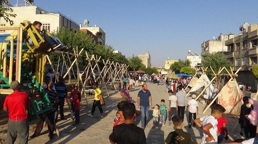 &Ccedil;ocuklar bayram yerinde g&ouml;n&uuml;llerince eğleniyor