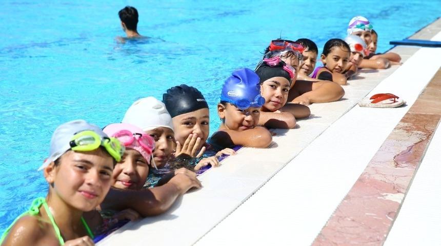 Yenipazarlı minikler y&uuml;zmeyi eğlenerek &ouml;ğreniyor