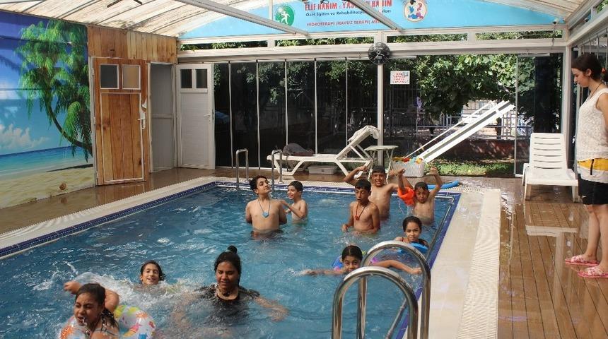 Otistik ve zihinsel engellilere havuzlu terapi