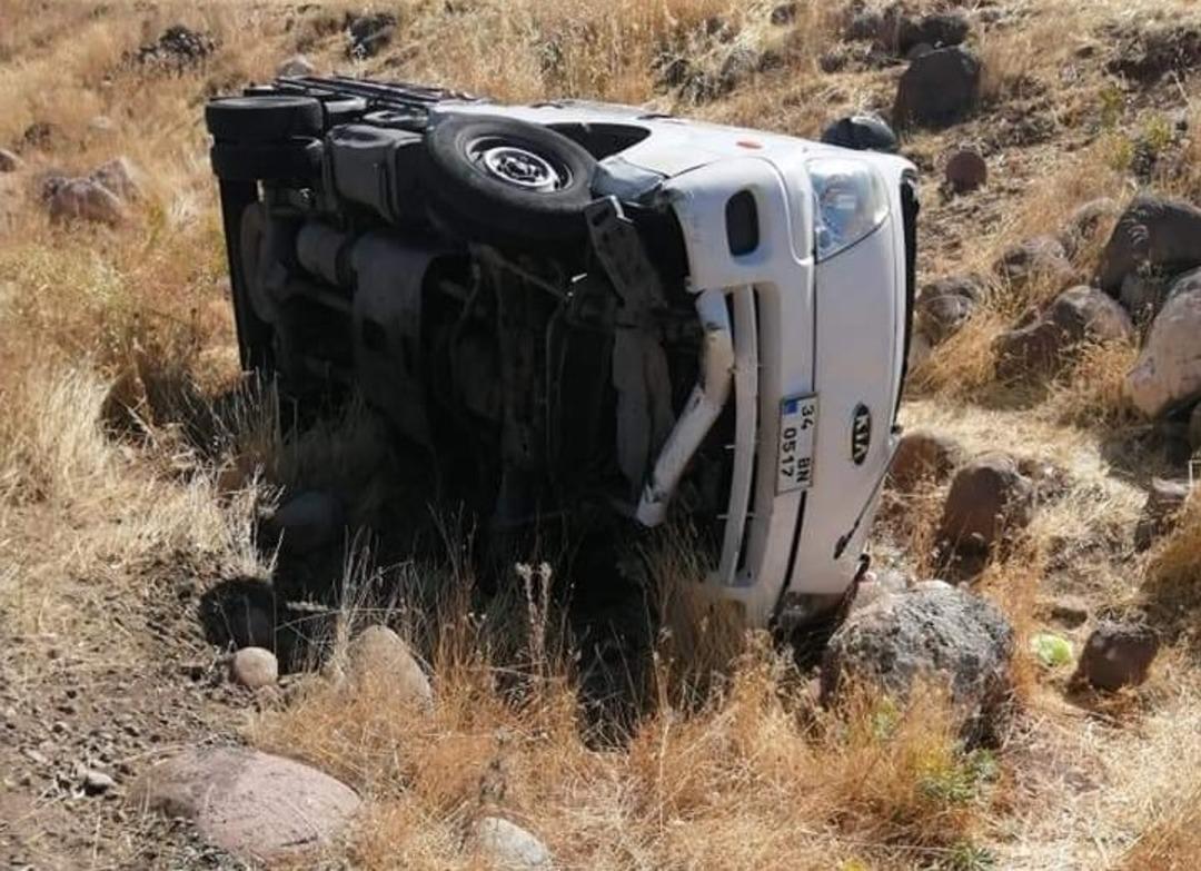 Tunceli&rsquo;de pikap şarampole yuvarlandı; 2 yaralı