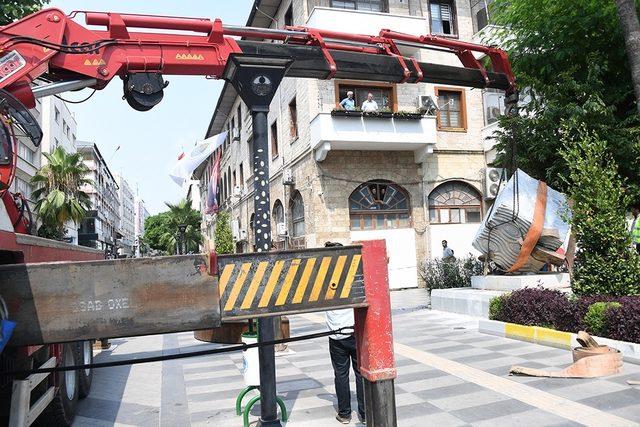 ’Nazar Boncuğu’ heykeli Atatürk Caddesi’ne taşındı