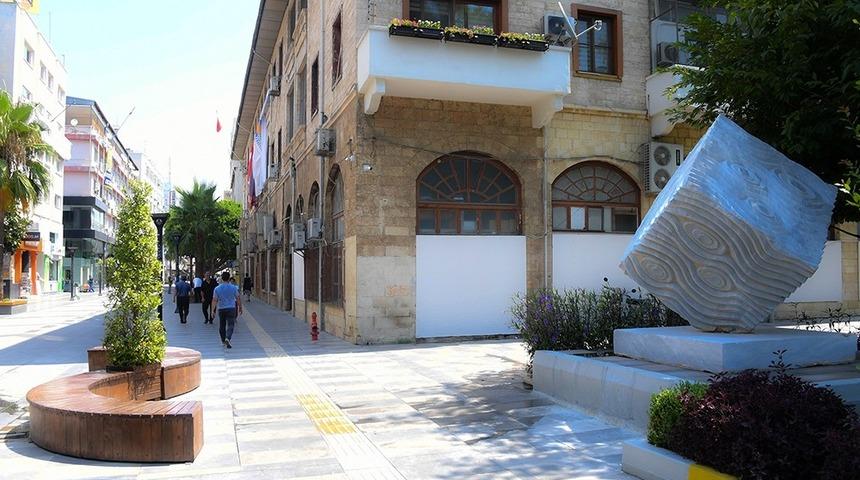 ’Nazar Boncuğu’ heykeli Atatürk Caddesi’ne taşındı