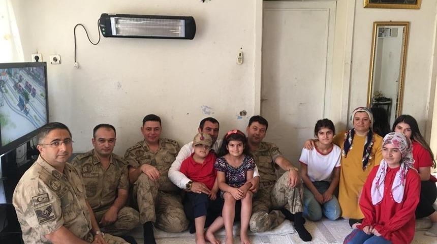 Jandarmadan şehit piyade er Özcan’ın ailesine bayram ziyareti
