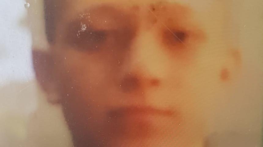 Kendini barfiks demirine astı