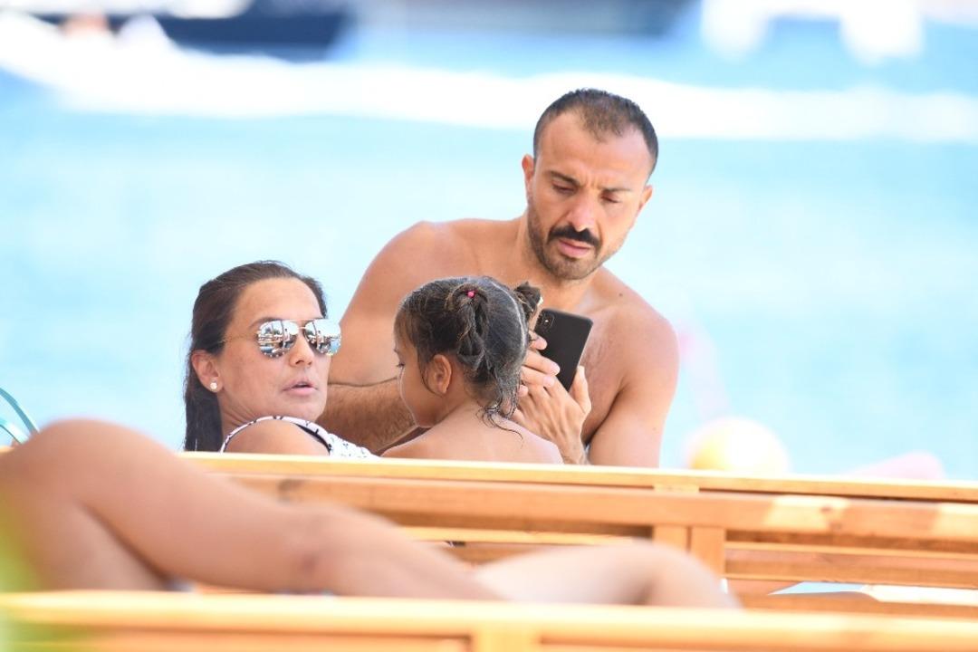 Akalın, bayram tatilini şezlongda ge&ccedil;irdi