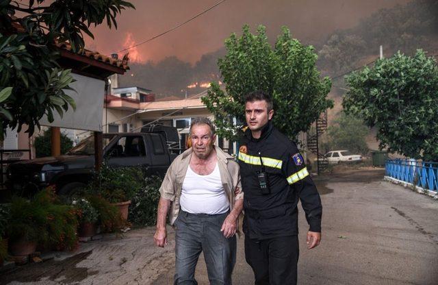 Yunanistan’da korkutan yangın, iki köy boşaltıldı (2)