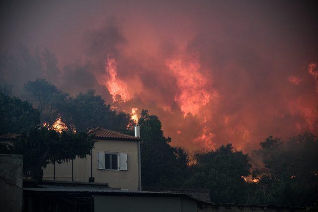 Yunanistan’da korkutan yangın, iki köy boşaltıldı (2)