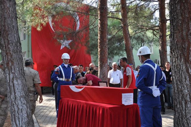 Görevi başındayken ölen uzman çavuş gözyaşları içinde toprağa verildi