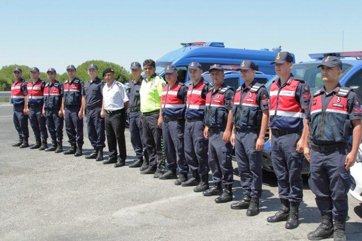 Ayvalık’ta jandarmadan uygulama noktasında bayramlaşma G3