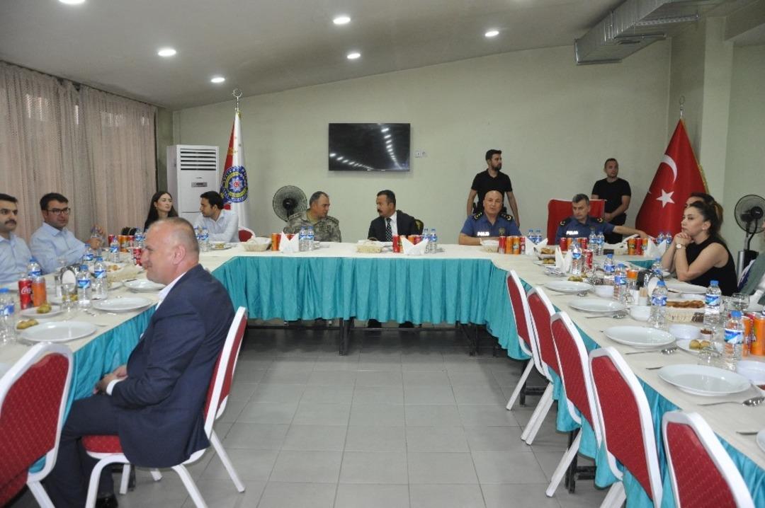 Kaymakam Kend&uuml;zler&rsquo;e veda yemeği