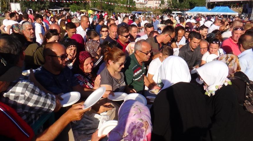 Tekirdağ’da keşkek izdihamı! Birbirlerini ezdiler