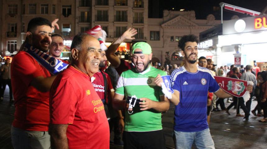 Liverpool taraftarları İstiklal Caddesi'nde eğlendi