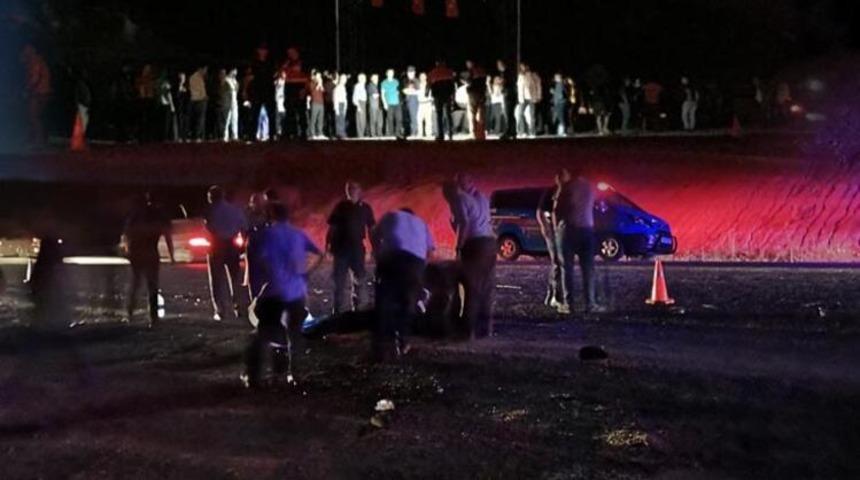 K&uuml;tahya'da otomobil yayalara &ccedil;arptı! &Ouml;l&uuml; ve yaralılar