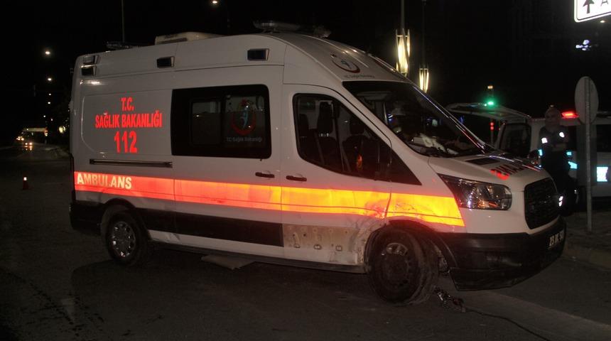 Hasta taşıyan ambulansa otomobil çarptı!