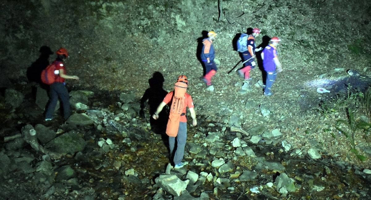 Uludağ'da yaralanan arkadaşına yapraklardan "yorgan" yapmış