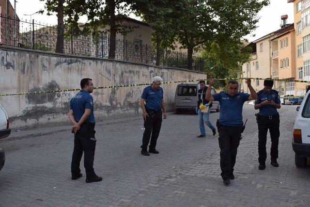 Çocukları gösterilmeyince silahla kendini yaraladı