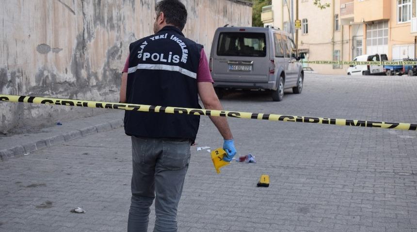 &Ccedil;ocukları g&ouml;sterilmeyince silahla kendini yaraladı